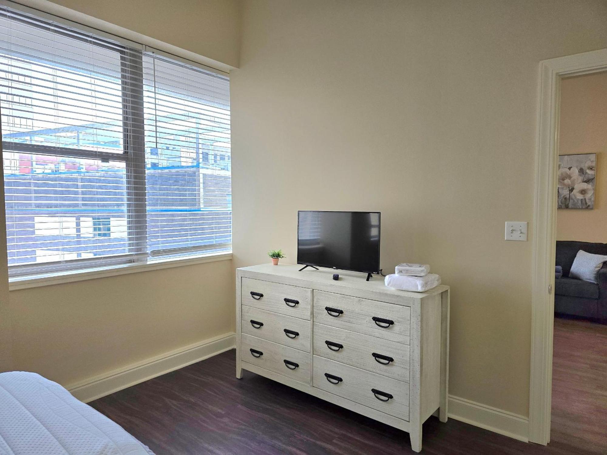 Amazing Condos Beautiful View 2 Blocks To French Quarter, Small Rooftop Pool, Gym, Seanger Theater, Super Dome, And Bourbon St New Orleans Room photo