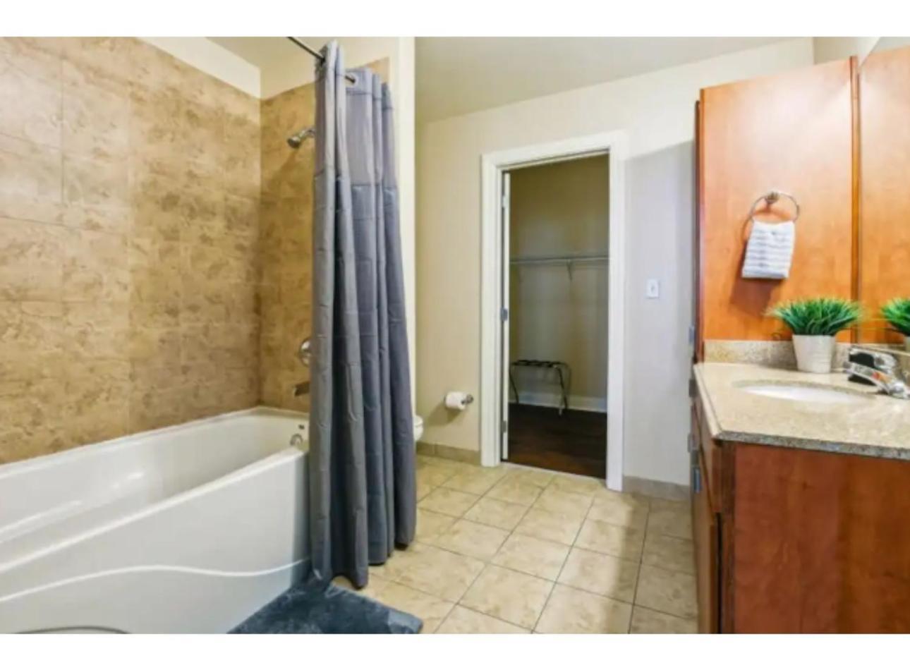 Amazing Condos Beautiful View 2 Blocks To French Quarter, Small Rooftop Pool, Gym, Seanger Theater, Super Dome, And Bourbon St New Orleans Room photo